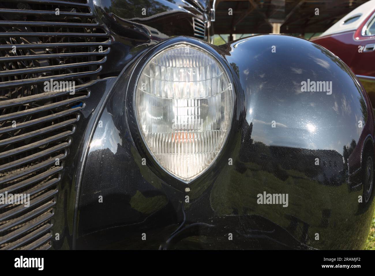 Noir 1937 Ford avec phare ovale . Banque D'Images Noir 1937 Ford avec phare ovale . Banque D'Images