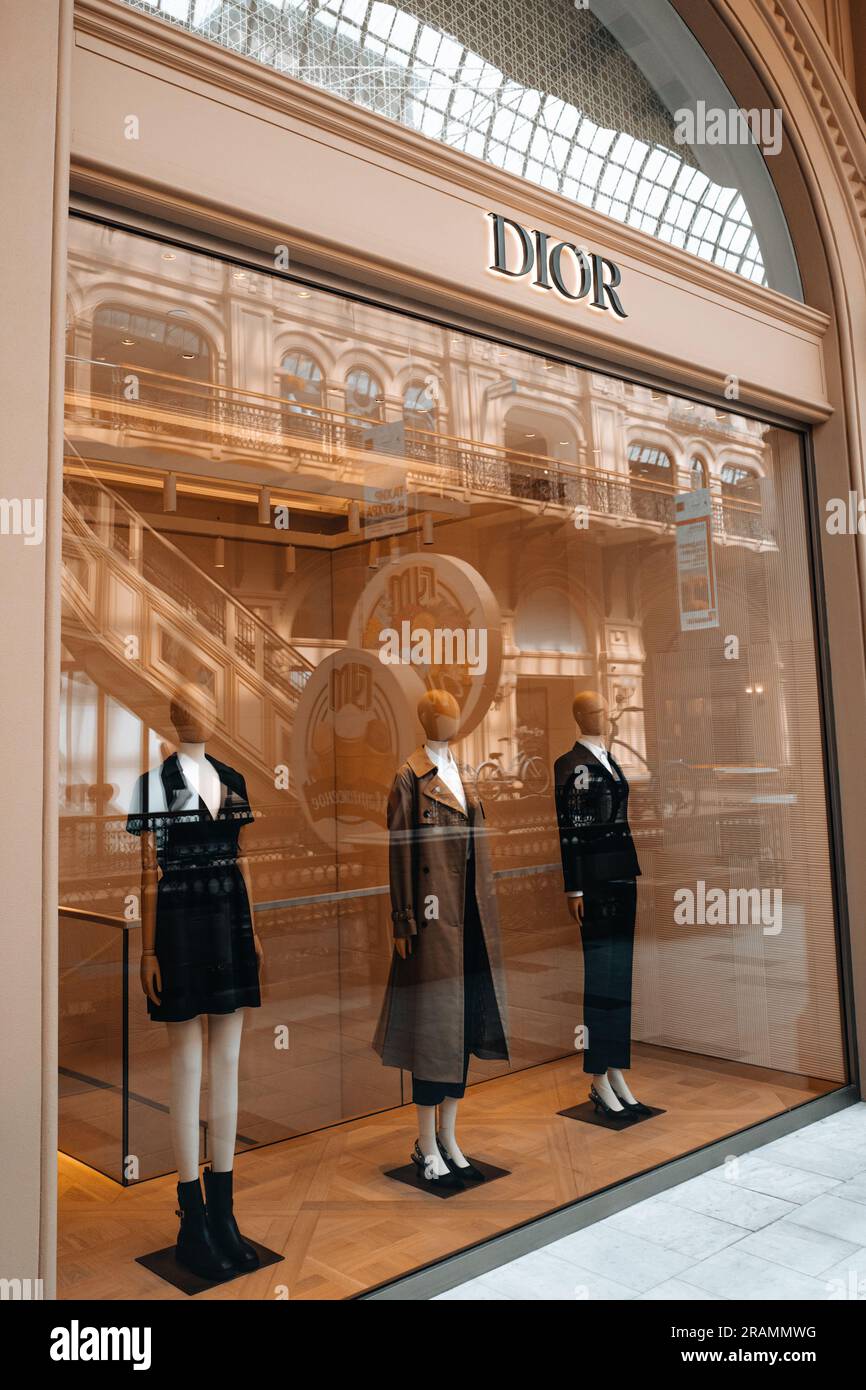 Logo Dior et mannequins dans une vitrine habillés dans une élégante collection automne hiver à la mode. Dior est une maison de couture fondée à Paris speciali Banque D'Images