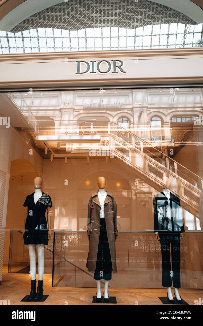 Logo Dior et mannequins dans une vitrine habillés dans une élégante collection automne hiver à la mode. Dior est une maison de couture fondée à Paris speciali Banque D'Images