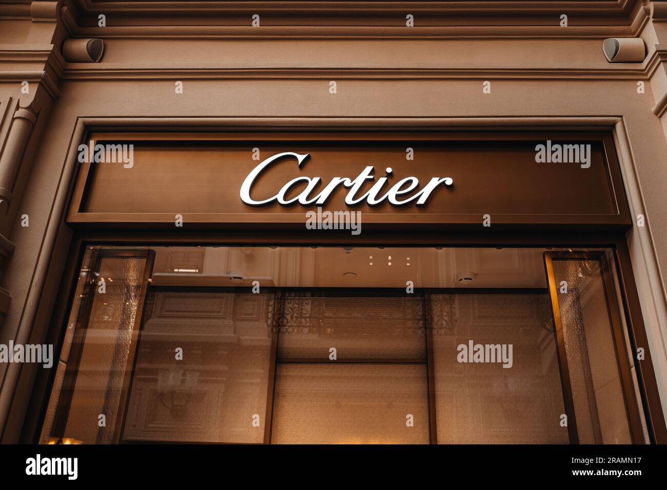 Logo doré Cartier à l'entrée de la façade de la boutique montres de bijoux fins ensembles de mariée magasin d'accessoires et de parfums magasin. Elle a été fondée en 1847 par L. Banque D'Images