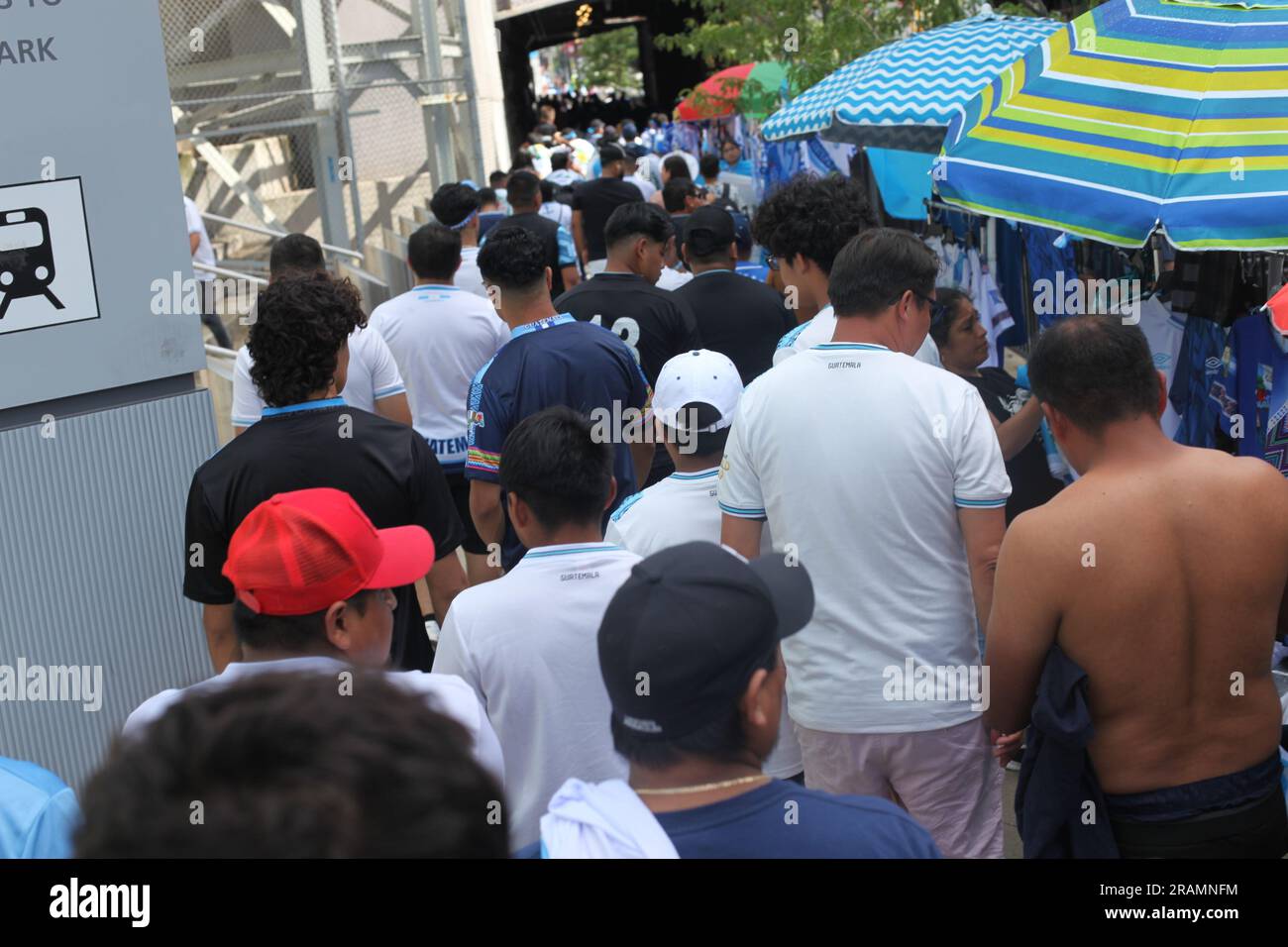 4 juillet 2023, Harrison, New Jersey, Etats-Unis: (SPO) fans dans l'humeur de l'indépendance pendant la coupe d'or de la CONCACAF: Guadalupe vs Guatemala. 04 juillet 2023, Harison, New Jersey, États-Unis : Les fans fêtent le jour de l'indépendance de 4 juillet avant le match de football entre Guadalupe et Guatmala, valable pour la partie 3rd de la coupe d'or de la CONCACAF, à la Red Bull Arena, à Harrison, mardi (04), tandis que les États-Unis célèbrent leur anniversaire de 247 comme l'indépendance obtenue de la Grande-Bretagne après la guerre d'indépendance. Credit: Niyi Fote/Thenews2 (Credit image: © Niyi Fote/TheNEWS2 via ZUMA Press Wire) USAGE ÉDITORIAL SEULEMENT! Non destiné aux États-Unis Banque D'Images