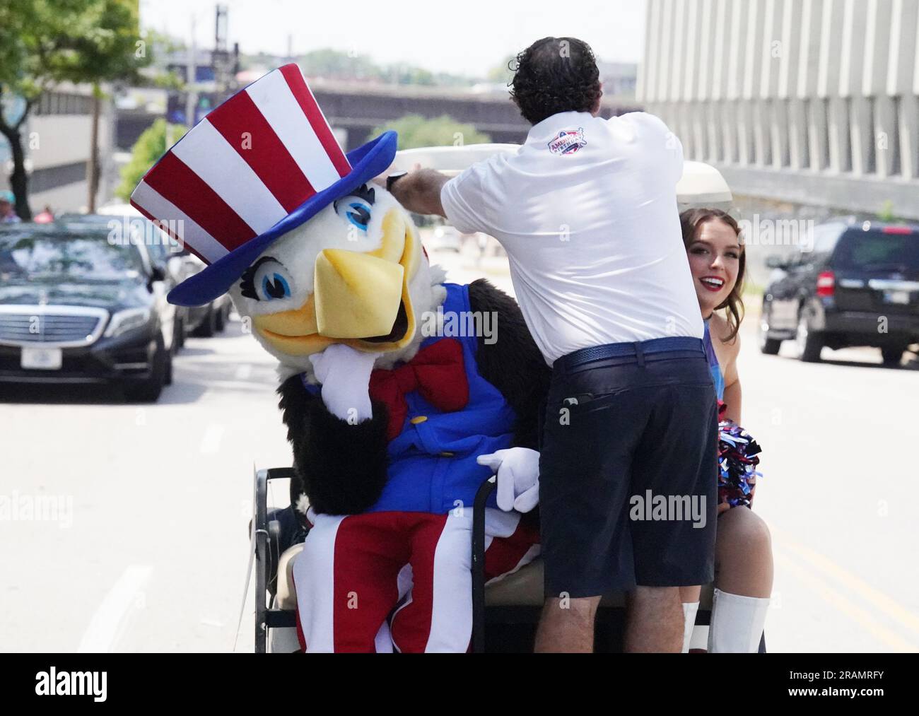 St. Louis, États-Unis. 04th juillet 2023. Archiald, le Bald Eagle et la mascotte de la cérémonie d'anniversaire de l'Amérique de 140th, partage une voiturette de golf avec d'autres lorsqu'il est pris au début de la parade de l'indépendance à St. Louis, mardi, 4 juillet 2023. Photo par Bill Greenblatt/UPI crédit: UPI/Alay Live News Banque D'Images