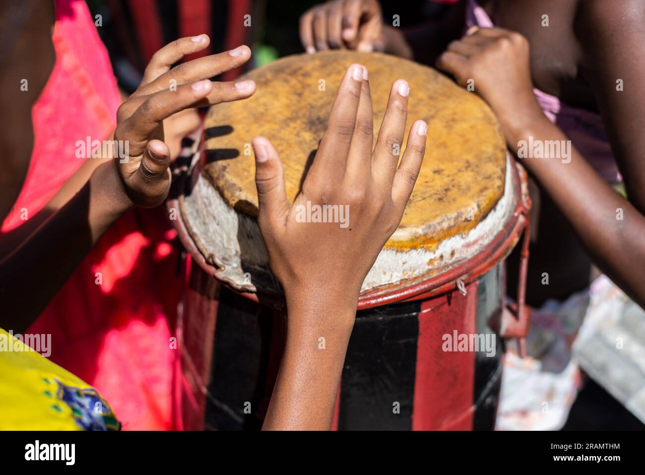 L'atabaque brésilien est joué par les mains d'un musicien. Sensation de puissance et de vitesse. Rythme constant. Acupe, Santo Amaro, Bahia. Banque D'Images