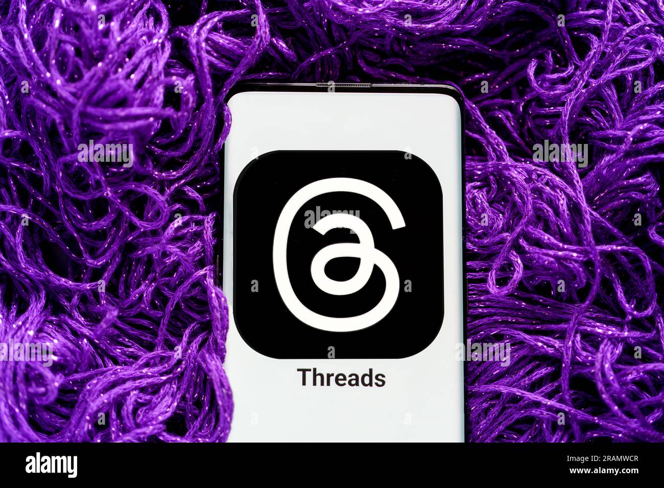 Logo de l'application threads visible à l'écran. Instagram threads app est une plate-forme de micro blogging, développée par Facebook Meta. Stafford, Royaume-Uni, 4 juillet 202 Banque D'Images