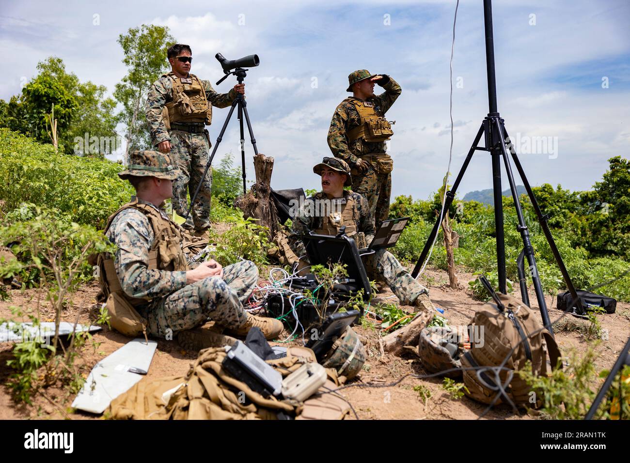 ÉTATS-UNIS Marines avec Marine Rotational Force-Southeast Asia (MRF-SEA), I Marine Expeditionary Force utilise le radar commercial prêt à l'emploi SIMRAD, pendant l'exercice Keris Marine (MAREX) 23 au 7th, base-bataillon d'infanterie, Lampung, Indonésie, le 23 novembre 2022. Keris MAREX est un exercice bilatéral organisé par l'armée nationale indonésienne entre les Korps Marinir Republik Indonesia et les États-Unis Le corps maritime s'est concentré sur la promotion de l'interopérabilité militaire, la sensibilisation au domaine maritime, le renforcement des relations et l'expansion des capacités entre les forces participantes. Le FRM-SEA est un modèle opérationnel développé Banque D'Images