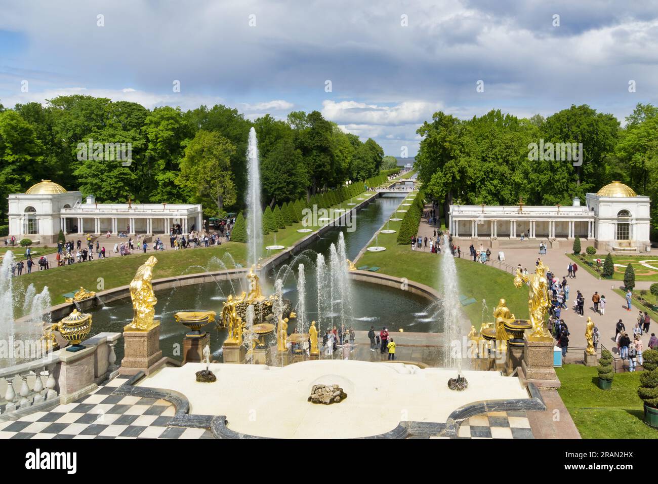 Russie, Saint-Pétersbourg. 09 juin 2023 : Peterhof, cascade de fontaine, monument historique Banque D'Images