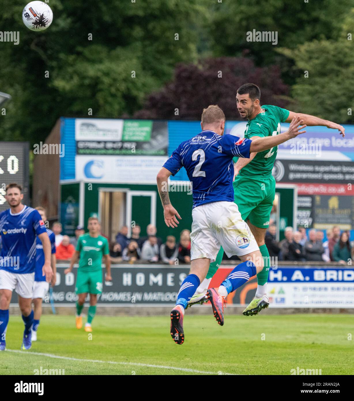 Matlock, Derbyshire, Angleterre 4th juillet 2023. Joe Quigley, attaquant de Chesterfield, remporte une affiche supérieure lors du Matlock Town football Club V Chesterfield football Club au Proctor Cars Stadium, en pré-saison (photo : ©Cody Froggatt/Alamy Live news) Banque D'Images