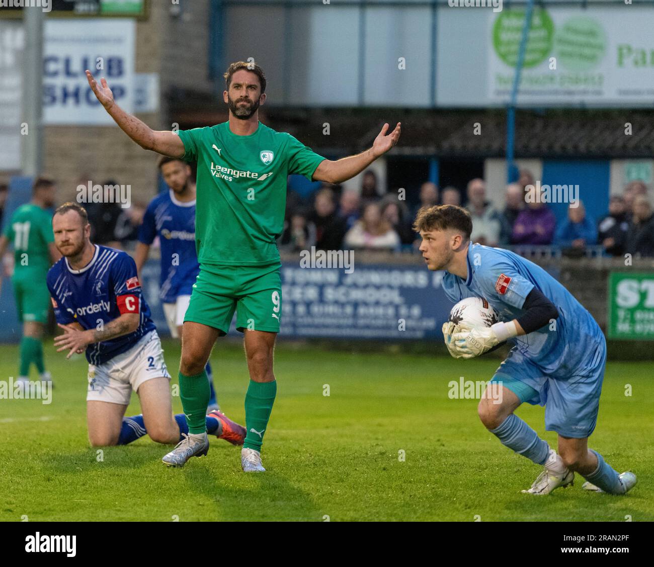 Matlock, Derbyshire, Angleterre 4th juillet 2023. Chesterfield la nouvelle signature de Grigg se fera une plainte, lors du Matlock Town football Club V Chesterfield football Club au Proctor Cars Stadium, amical d'avant-saison (Credit image: ©Cody Froggatt/Alamy Live news) Banque D'Images