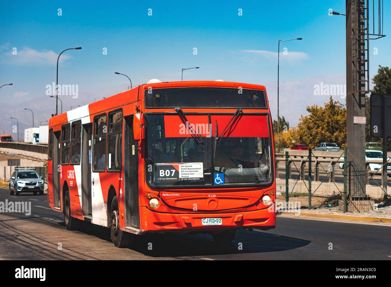 Santiago, Chili - Mars 09 2023 : un transport public Transantiago, ou Red Metropolitana de Movilidad, bus faisant route B07 Banque D'Images