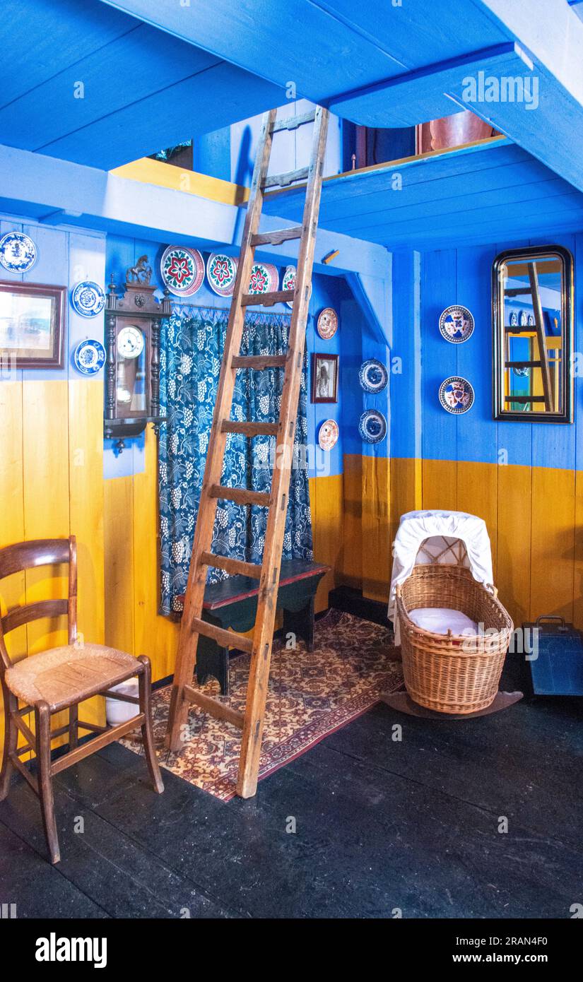 À l'intérieur d'une vieille maison néerlandaise peinte en bleu et jaune au Musée Zuiderzee Banque D'Images