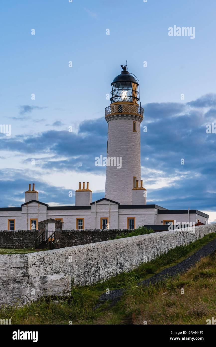 Coucher de soleil sur le Mull de Galloway Lighthouse, Mainland, Écosse, Royaume-Uni Banque D'Images