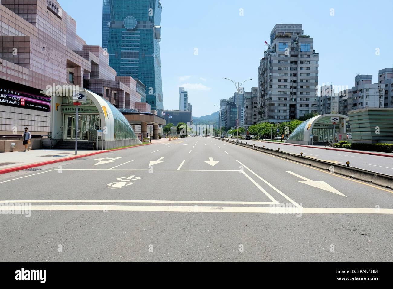 Une route Xinyi vide en face de Taipei 101, ou le Taipei World Trade Center ; Taipei, Taiwan Streets, rue, route, trafic. Banque D'Images