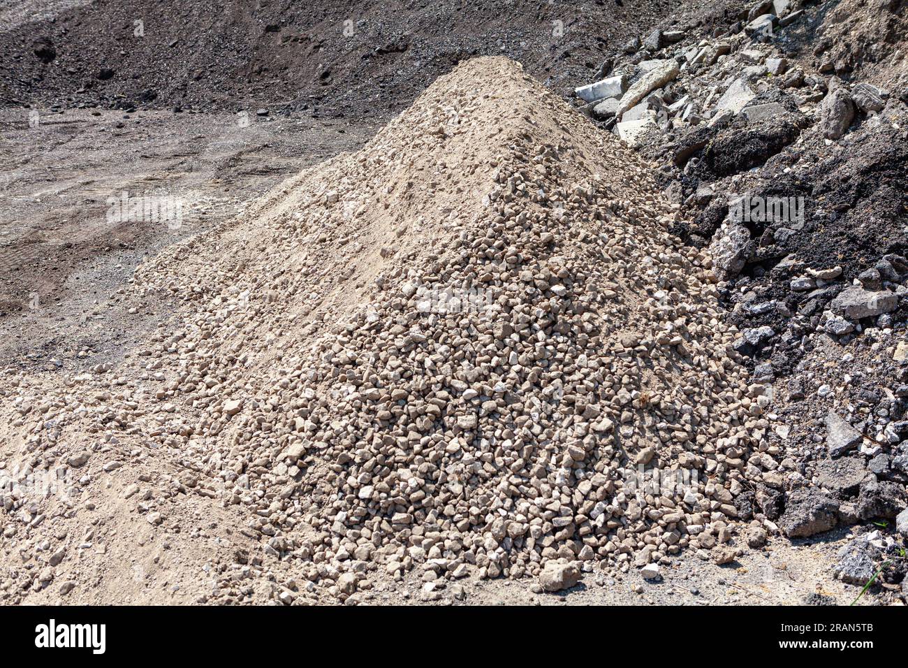 Pile de gravier dans une carrière . Gravier pour la construction d'une nouvelle route dans la ville Banque D'Images