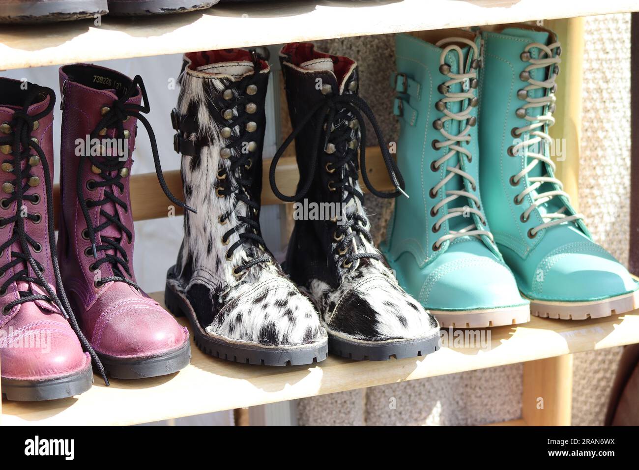 Paires de bottes en cuir faites à la main dans une variété de couleurs et de styles sur le stand « Peace of Afrika » au Great Missenden Food Festival, avril 2023. Banque D'Images