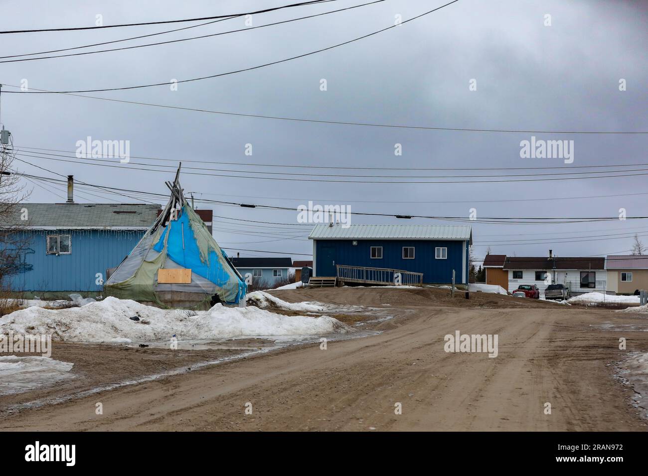 Une scène de rue typique dans la ville autochtone de fort Severn sur la baie d'Hudson, la communauté la plus septentrionale de l'Ontario, au Canada Banque D'Images