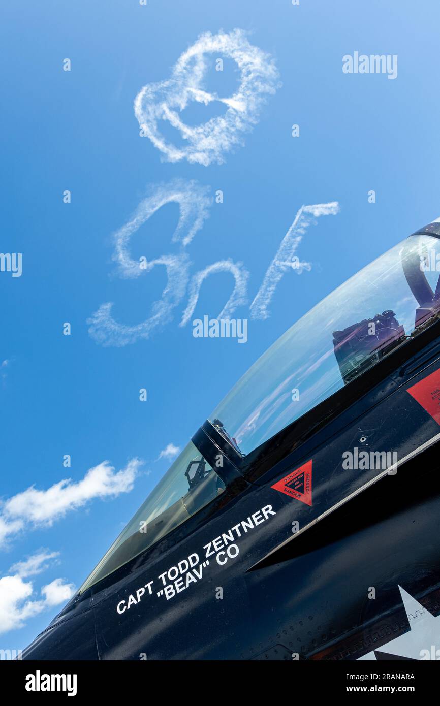 Fun ciel tapant au-dessus d'un avion. Banque D'Images