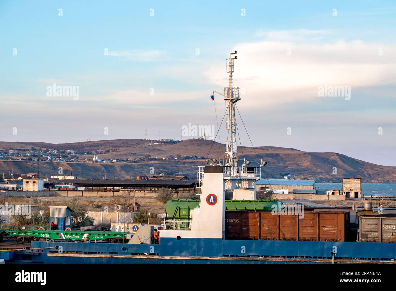 KERTCH, CRIMÉE - OCT. 2014 : Port Krym. Traversée en ferry de Kerchenskaya Banque D'Images