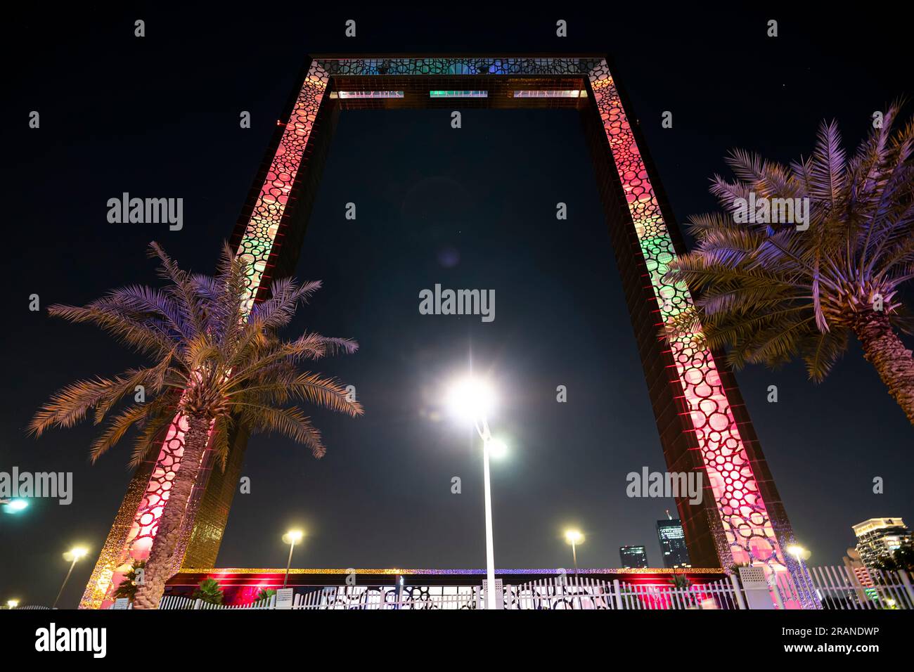 Dubaï, Émirats arabes Unis. 25 novembre 2022 : un nouveau monument architectural à Dubaï est un cadre doré contre un ciel noir. Banque D'Images