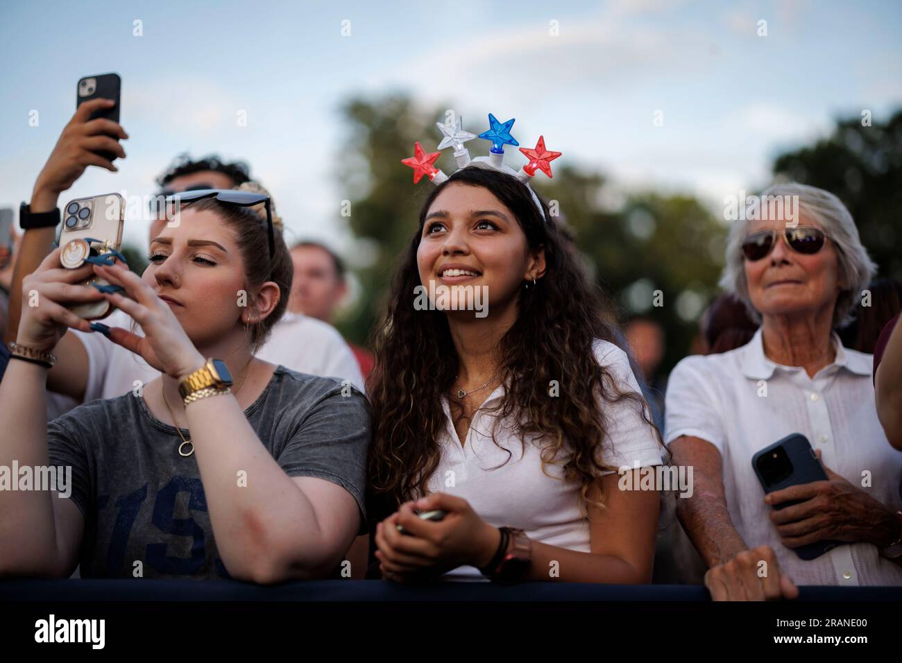 Washington, DC. 4 juillet 2023. Participants à un événement du 4 juillet sur la pelouse sud de la Maison Blanche à Washington, DC, le mardi 4 juillet 2023. Le président des États-Unis Joe Biden organise l'événement pour les familles de militaires et de vétérans, les soignants et les survivants afin de célébrer le jour de l'indépendance. Crédit : Ting Shen/Pool via CNP/dpa/Alamy Live News Banque D'Images