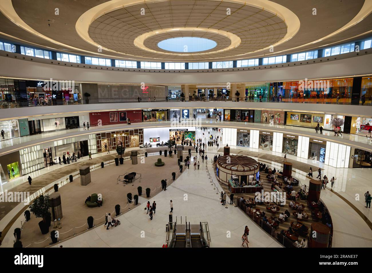 Dubai, Émirats Arabes Unis. 28 novembre 2022 : à l'intérieur du centre commercial de Dubaï, la plus grande destination au monde pour le shopping, le divertissement et le leis Banque D'Images