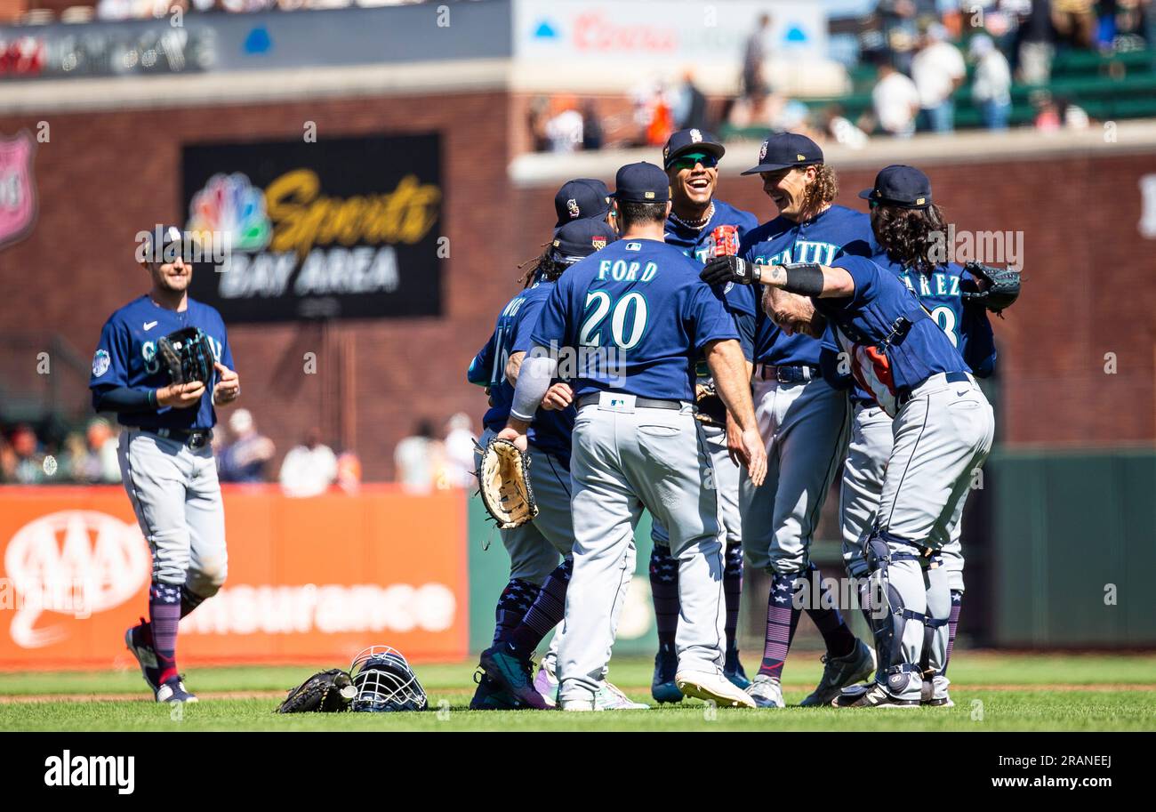 Juillet 04 2023 San Francisco CA, États-Unis Seattles Infield Shortstop J.P. Crawford (3), le premier joueur Mike Ford (20), le troisième joueur Eugenio Suarez (28), le deuxième joueur Kolten Wong (16), le receveur Tom Murphy (2) célèbre le lanceur Logan Gilbert (36) qui complète le match de MLB entre les Mariners de Seattle et les Giants de San Francisco. Seattle a battu les Giants 6-0 à Oracle Park San Francisco Calif. Thurman James/CSM Banque D'Images