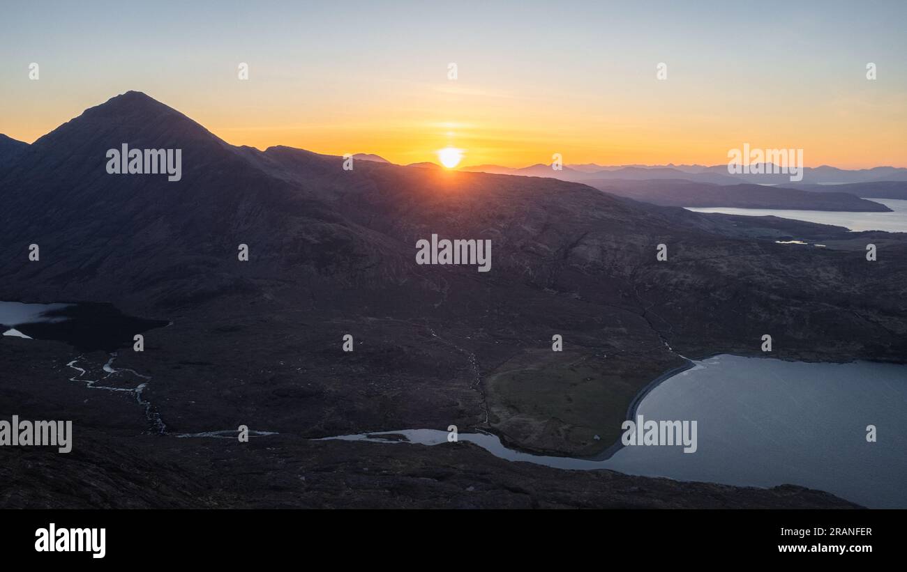 Vue aérienne d'un coucher de soleil sur les montagnes écossaises depuis l'île de Skye, Écosse Banque D'Images