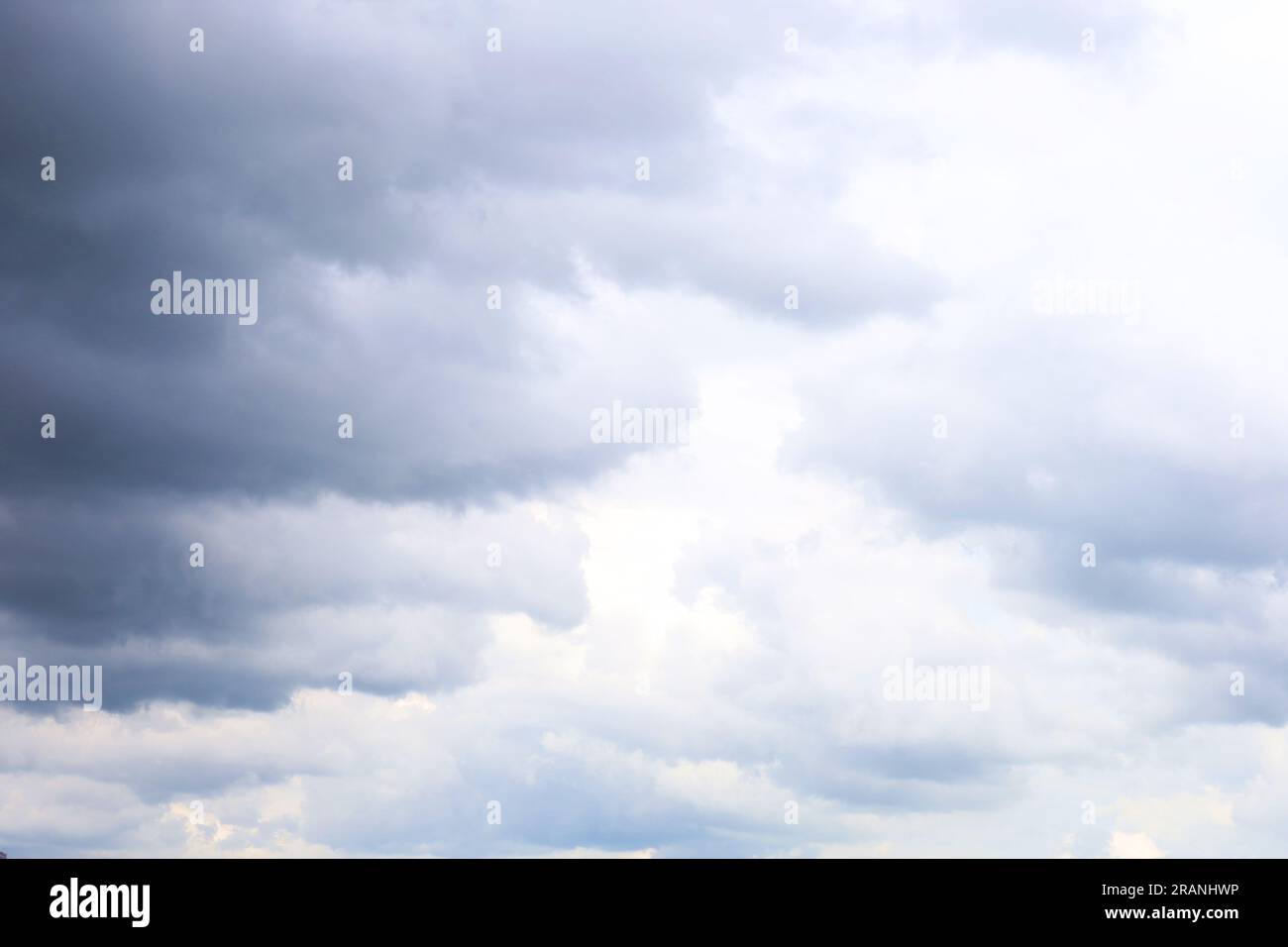 Nuages de tempête gris sombre et sinistre. Ciel spectaculaire Banque D'Images Nuages de tempête gris sombre et sinistre. Ciel spectaculaire Banque D'Images