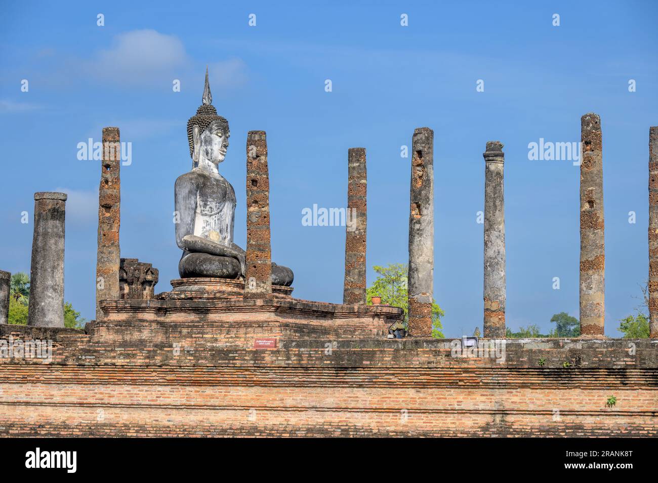 Wat Mahathat est un complexe de temples bouddhistes (wat) dans le parc historique de Sukhothai, province de Sukhothai dans la région nord de la Thaïlande Banque D'Images