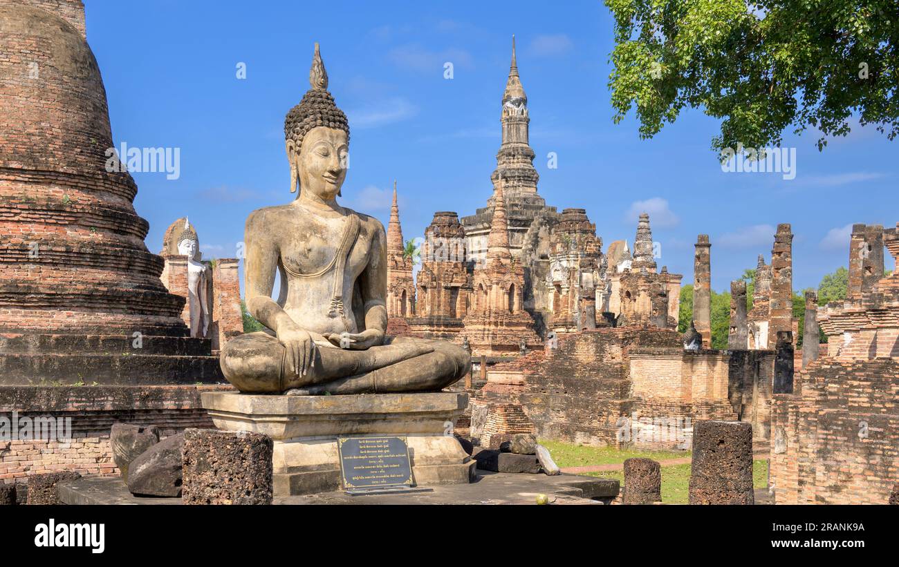 Wat Mahathat est un complexe de temples bouddhistes (wat) dans le parc historique de Sukhothai, province de Sukhothai dans la région nord de la Thaïlande Banque D'Images