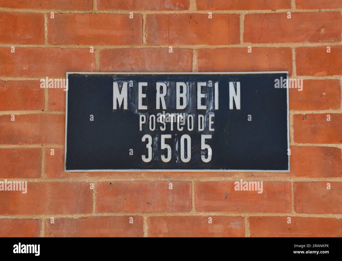 Signe sur un mur de briques rouges à l'extérieur du bureau de poste dans la ville victorienne rurale ou régionale de Merbein sur la rivière Murray a le code postal ou zip 3505 Banque D'Images