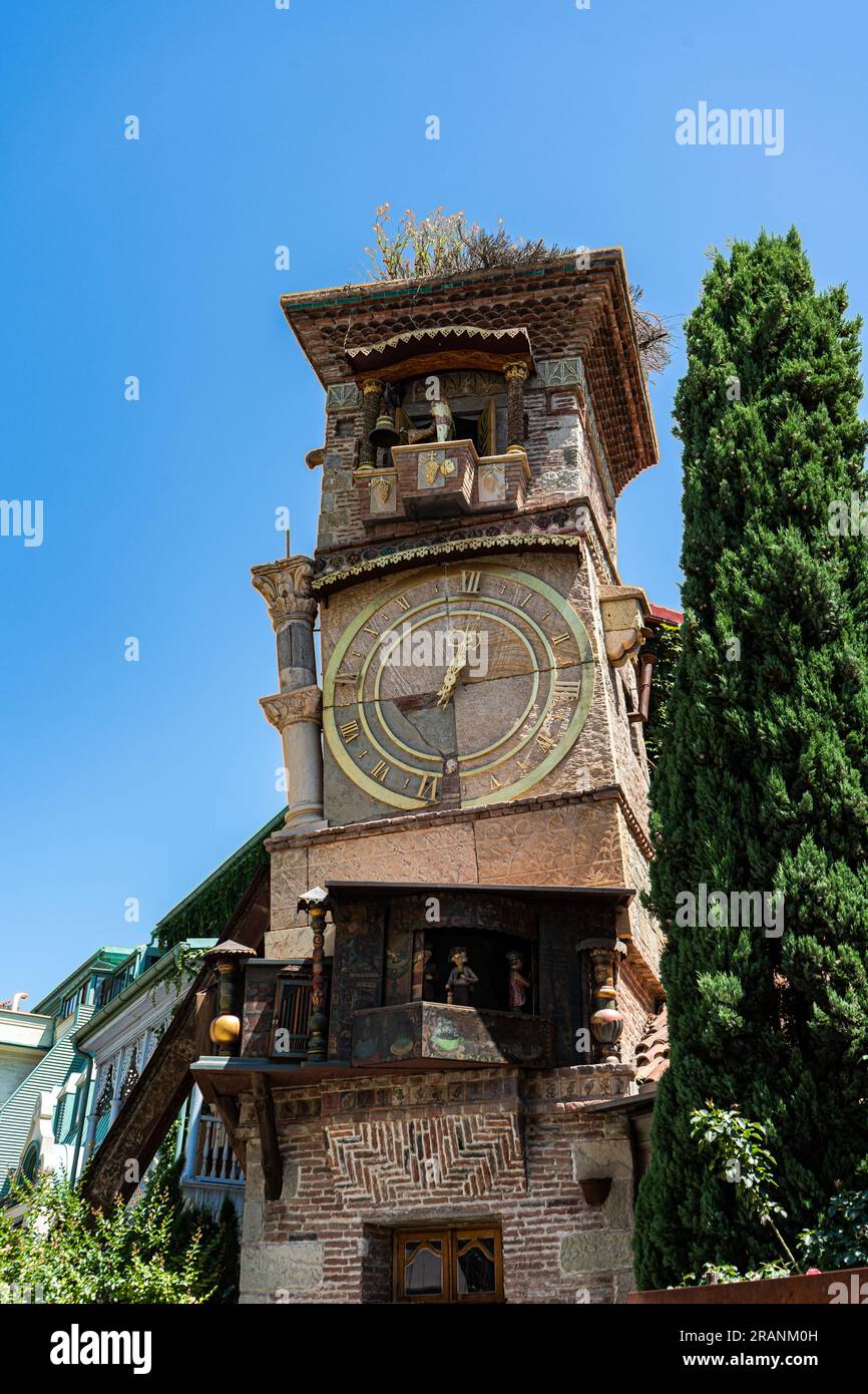 Tour de l'horloge tombante du théâtre de marionnettes dans le vieux Tbilissi, l'été en Géorgie Banque D'Images