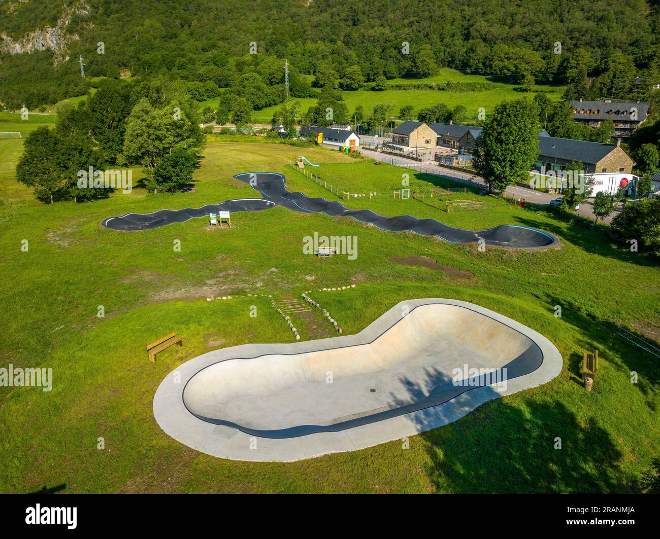 Vue aérienne de la zone sportive Barruera avec les circuits de piste de pompe et de piste de skate (Vall de Boí, Alta Ribagorça, Catalogne, Espagne, Pyrénées) Banque D'Images