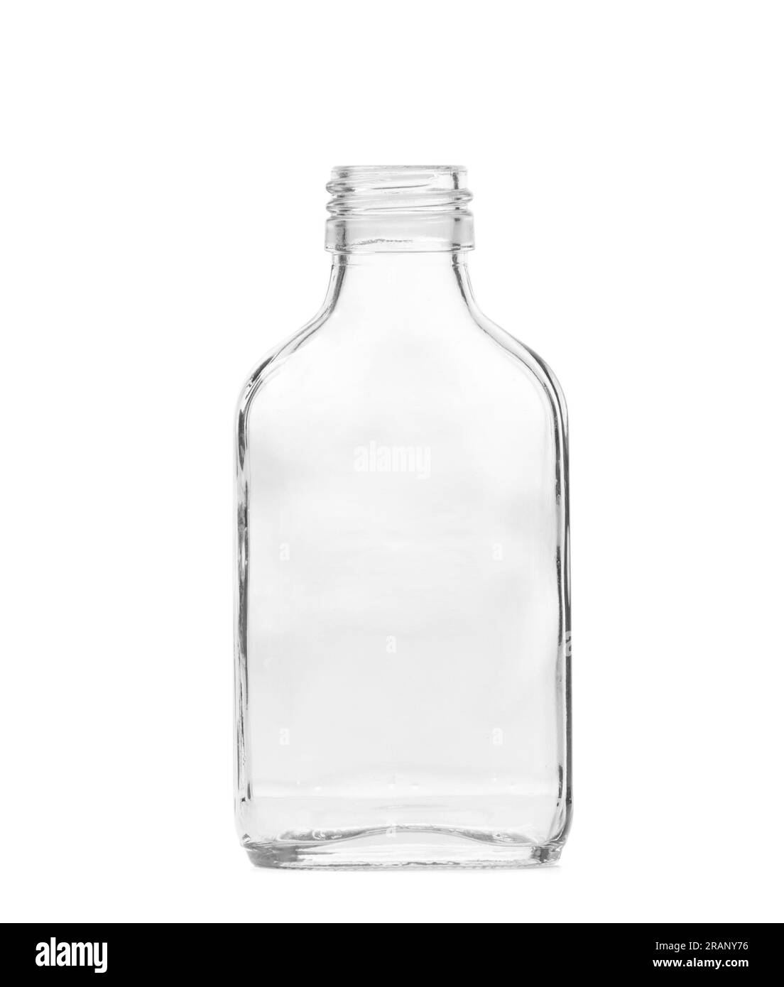 Bouteille transparente en verre vide pour boissons alcoolisées, isolée sur fond blanc. Verrerie. Banque D'Images