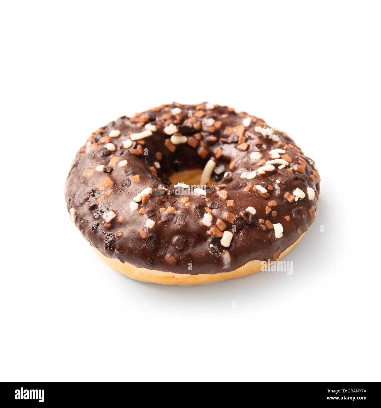 Un donut recouvert de glaçage au chocolat parsemé de morceaux de chocolat blanc, de lait et de chocolat noir isolés sur un fond blanc. Aliments à haute teneur en calories. Banque D'Images
