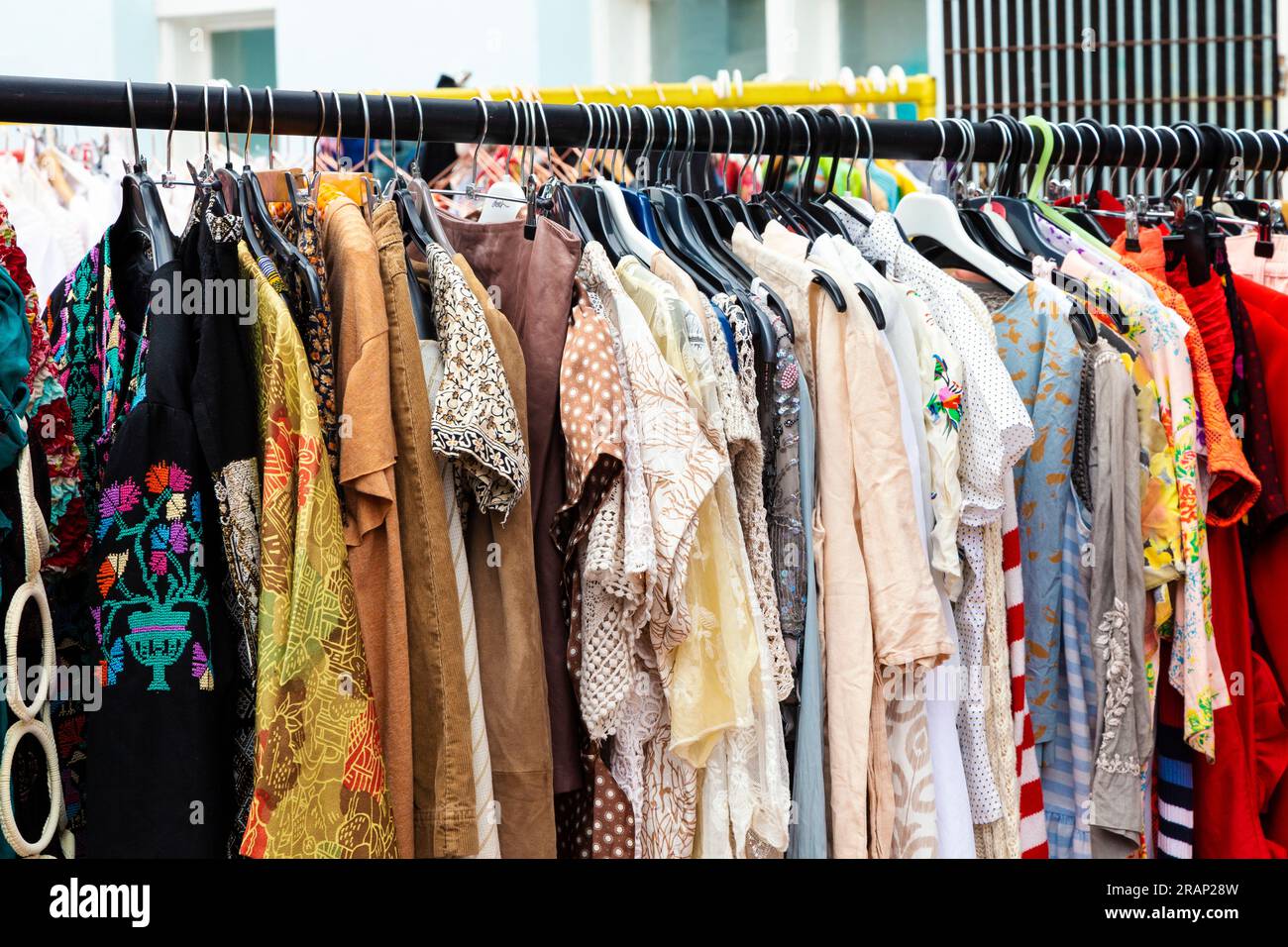 Rail avec des vêtements vintage, seconde main à Upper Gardner Street Market, Brighton, Angleterre Banque D'Images