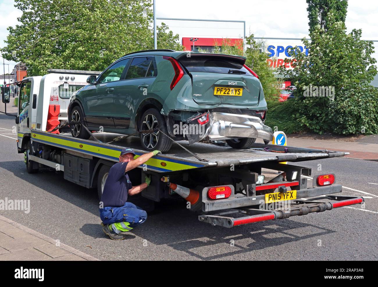 Récupération d'un accident de voiture dans le centre-ville de St Helens, Lowe St, Merseyside, Angleterre, Royaume-Uni, WA10 1HP Banque D'Images