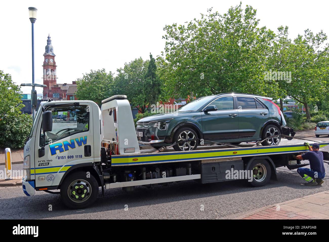Récupération d'un accident de voiture dans le centre-ville de St Helens, Lowe St, Merseyside, Angleterre, Royaume-Uni, WA10 1HP Banque D'Images