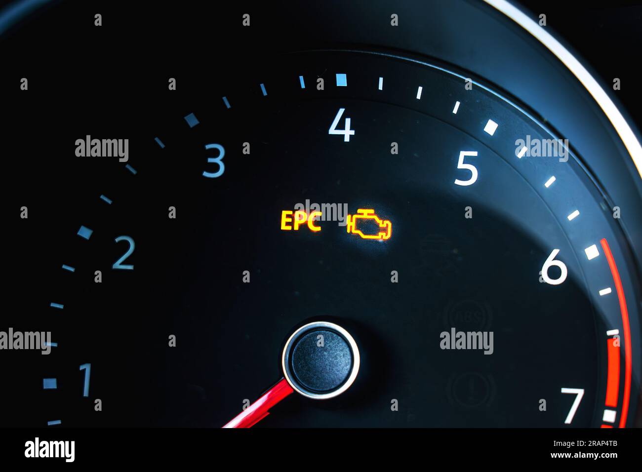 Vérifier le symbole du moteur sur le tableau de bord de la voiture avec ...