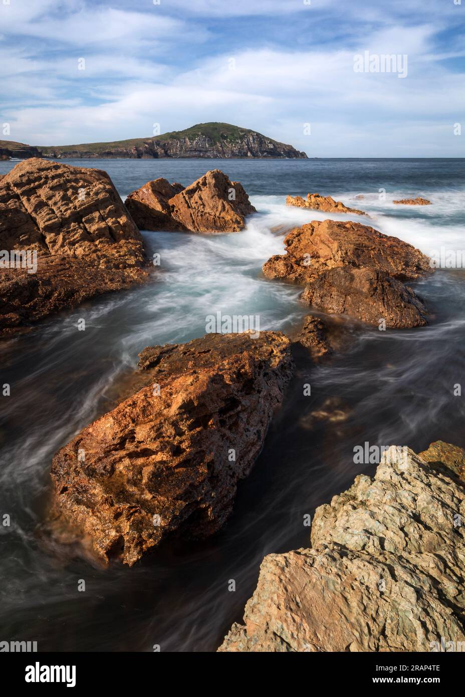 Eau coulant entre les rochers sur l'île de Broughton en Australie Banque D'Images
