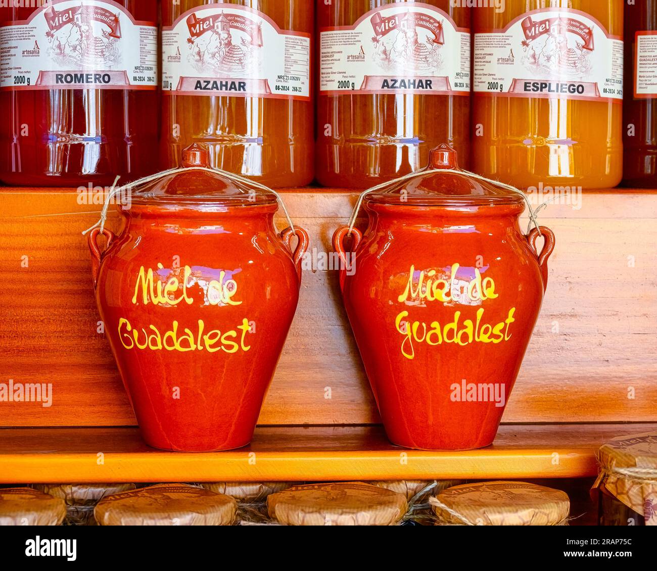 Miel de Guadalest ou miel de Guadalest dans des pots sur une étagère, Espagne Banque D'Images