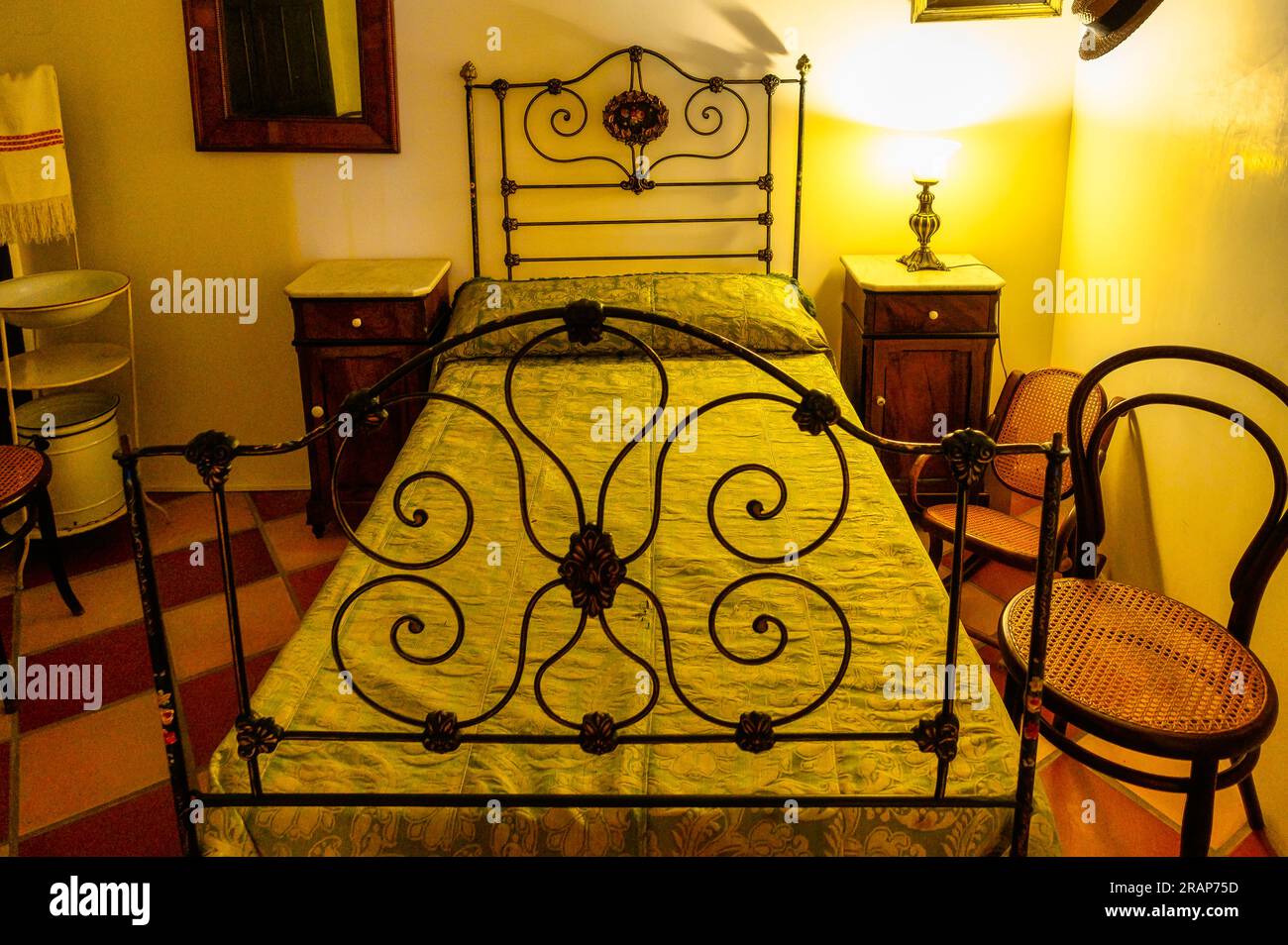 Guadalest, Alicante, Espagne - 14 janvier 2023 : Casa Orduna. Un lit avec matelas et oreiller dans une chambre. Tiroirs et chaises sont dans la chambre. Banque D'Images