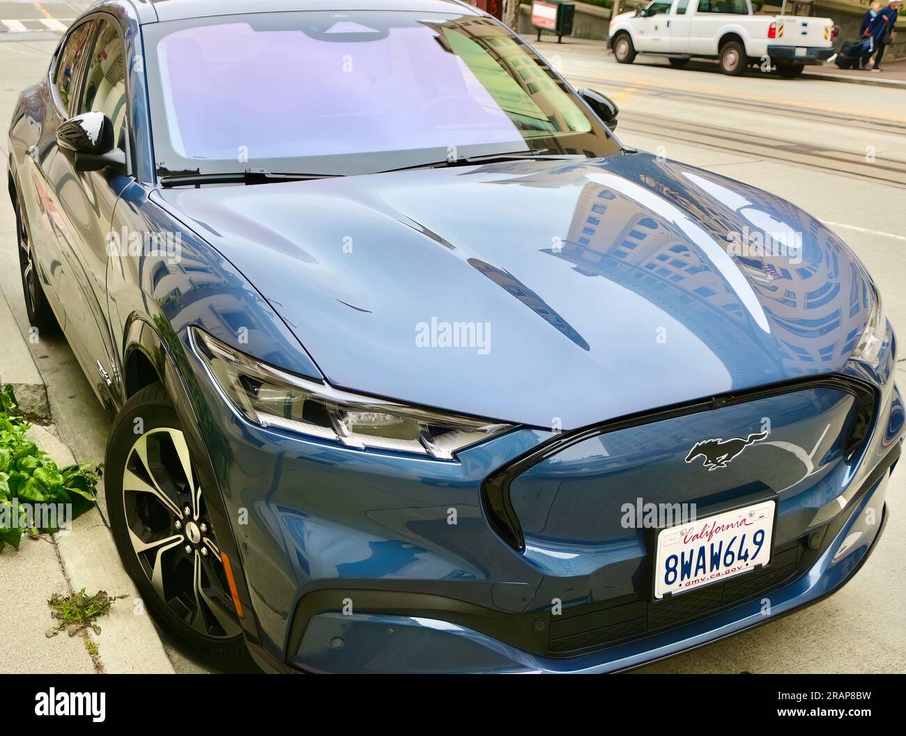 Vue de face d'une voiture Blue Ford Mustang Mach-E garée dans la rue San Francisco Californie USA Banque D'Images