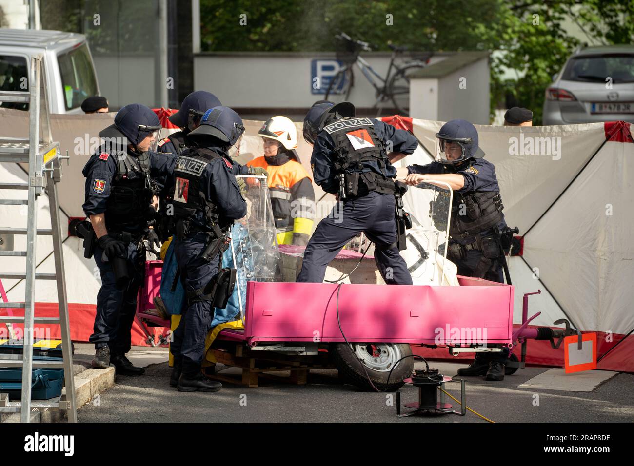 Bregenz, Autriche. 5 juillet 2023. Activiste climatique de extinction Rebellion Austria qui proteste devant le Parlement Vorarlberger Landtag à Bregenz contre le projet routier „Tunnelspinne/S18“ ©Andreas Stroh Banque D'Images