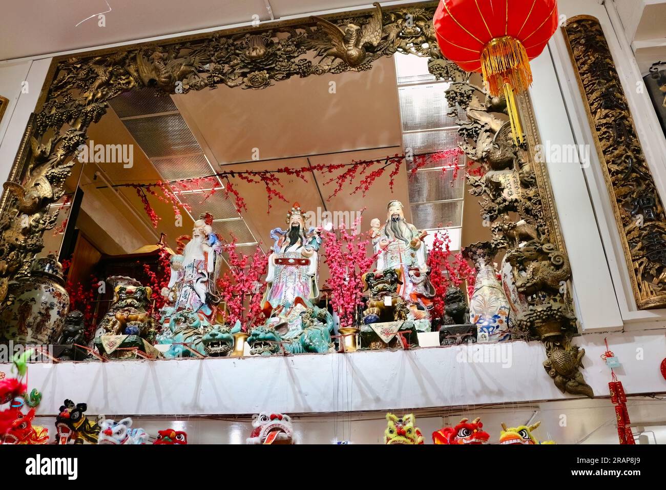 En regardant une exposition de personnages chinois dans une boutique de souvenirs dans Chinatown Grant Avenue San Francisco California USA Banque D'Images