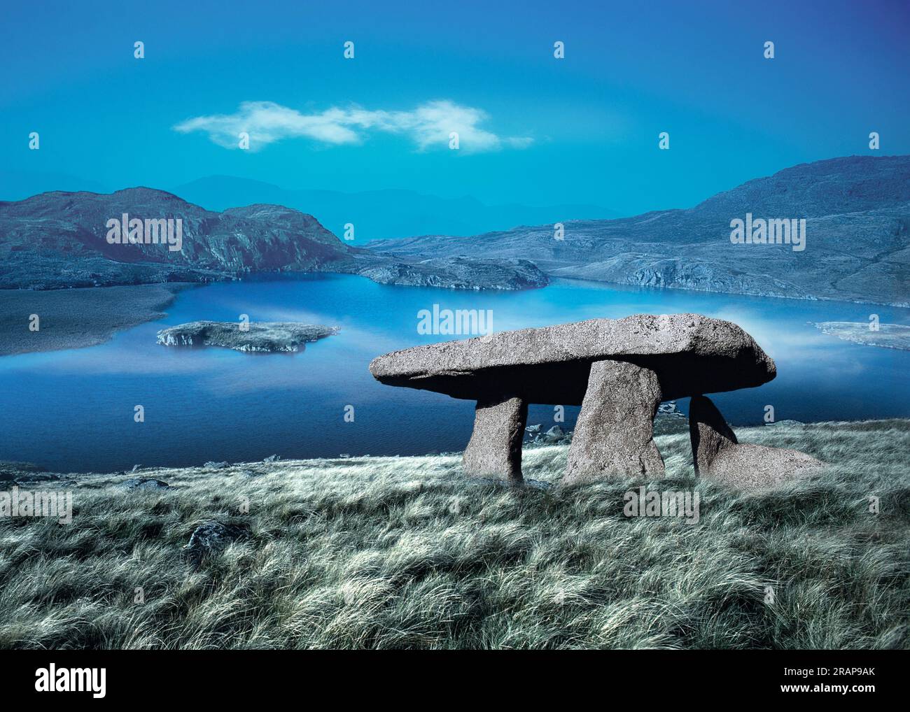 Paysage fantastique avec dolmen devant un lac. Banque D'Images