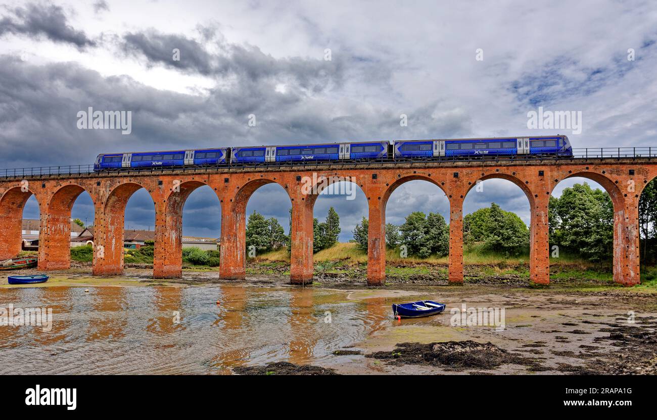 Ferryden Viaduct Montrose Basin ScotRail Passenger Diesel train traversant les 17 arches semi-circulaires en brique rouge Banque D'Images