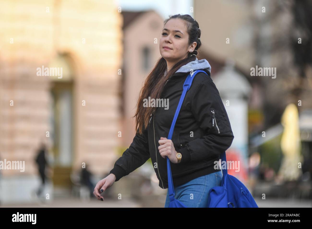 Jeune fille croate sur la place Ban Jelacic, Zagreb, Croatie Banque D'Images