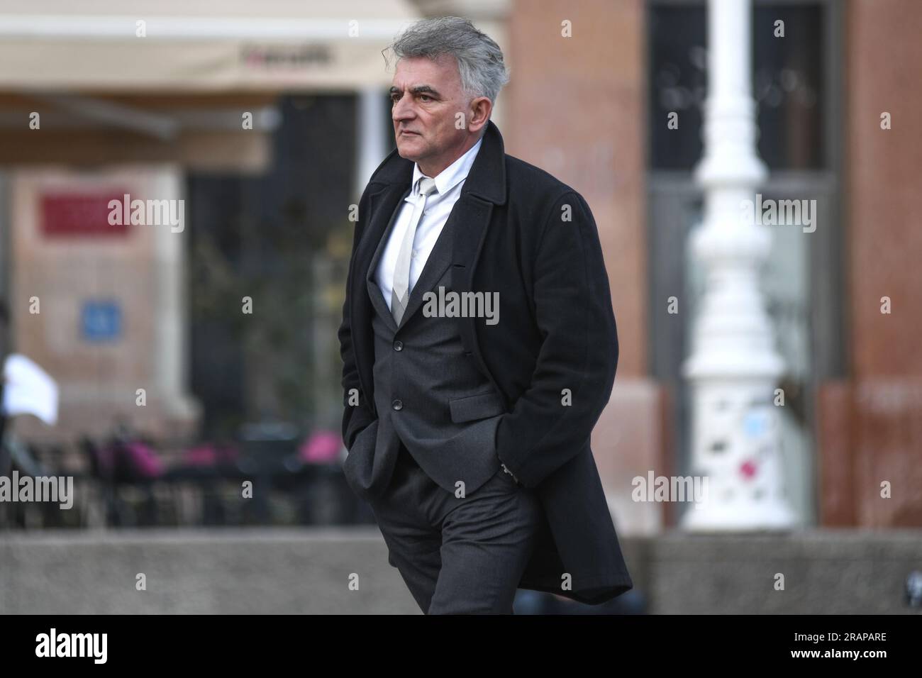 Homme senior marchant sur la place Ban Jelacic, Zagreb, Croatie Banque D'Images