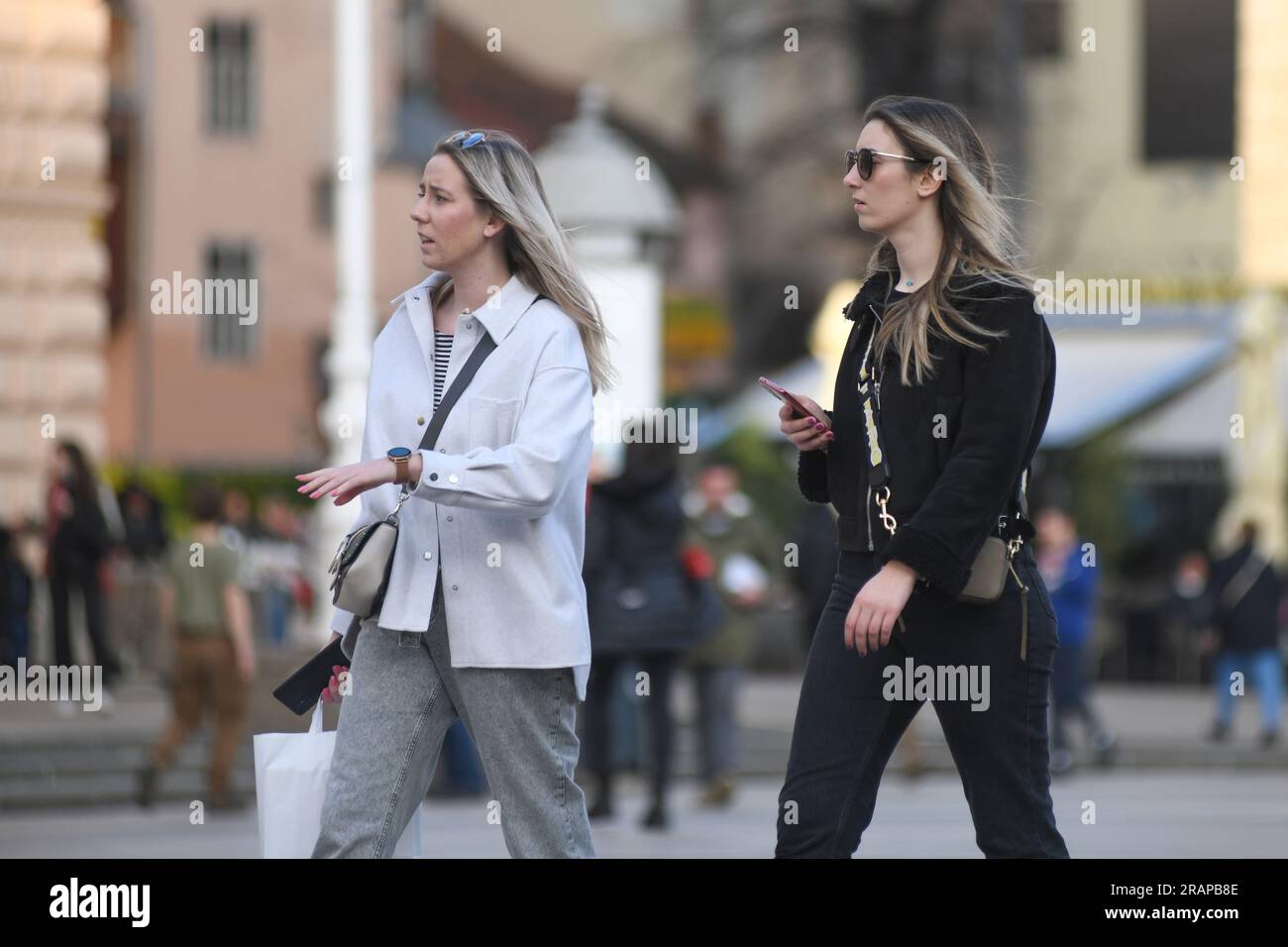 Femmes croates marchant sur la place Ban Jelacic, Zagreb, Croatie Banque D'Images