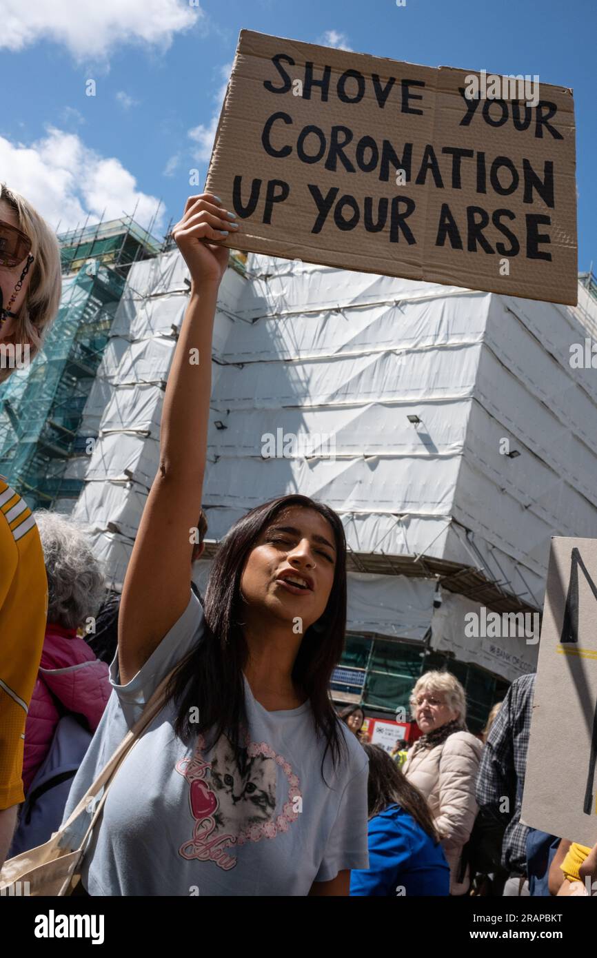 Édimbourg, Écosse, 5 juillet 2023. Pancartes « Not My King » tenues en altitude par les républicains manifestant contre l’Écosse pour marquer le couronnement royal de sa Majesté le roi Charles III, sur la Royal Mile High Street, à Édimbourg, en Écosse, le 5 juillet 2023. Crédit photo : Jeremy Sutton-Hibbert/Alamy Live News Banque D'Images
